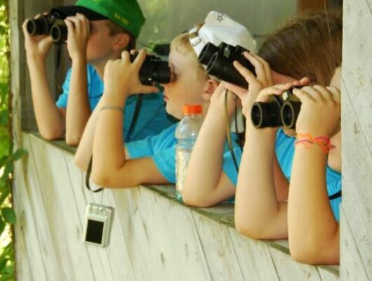 kids using binoculars